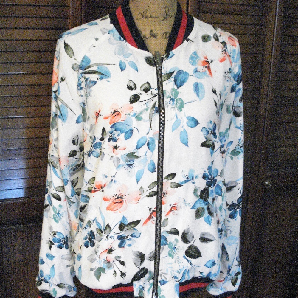 Sanctuary floral satin bomber jacker, size M, NWT.